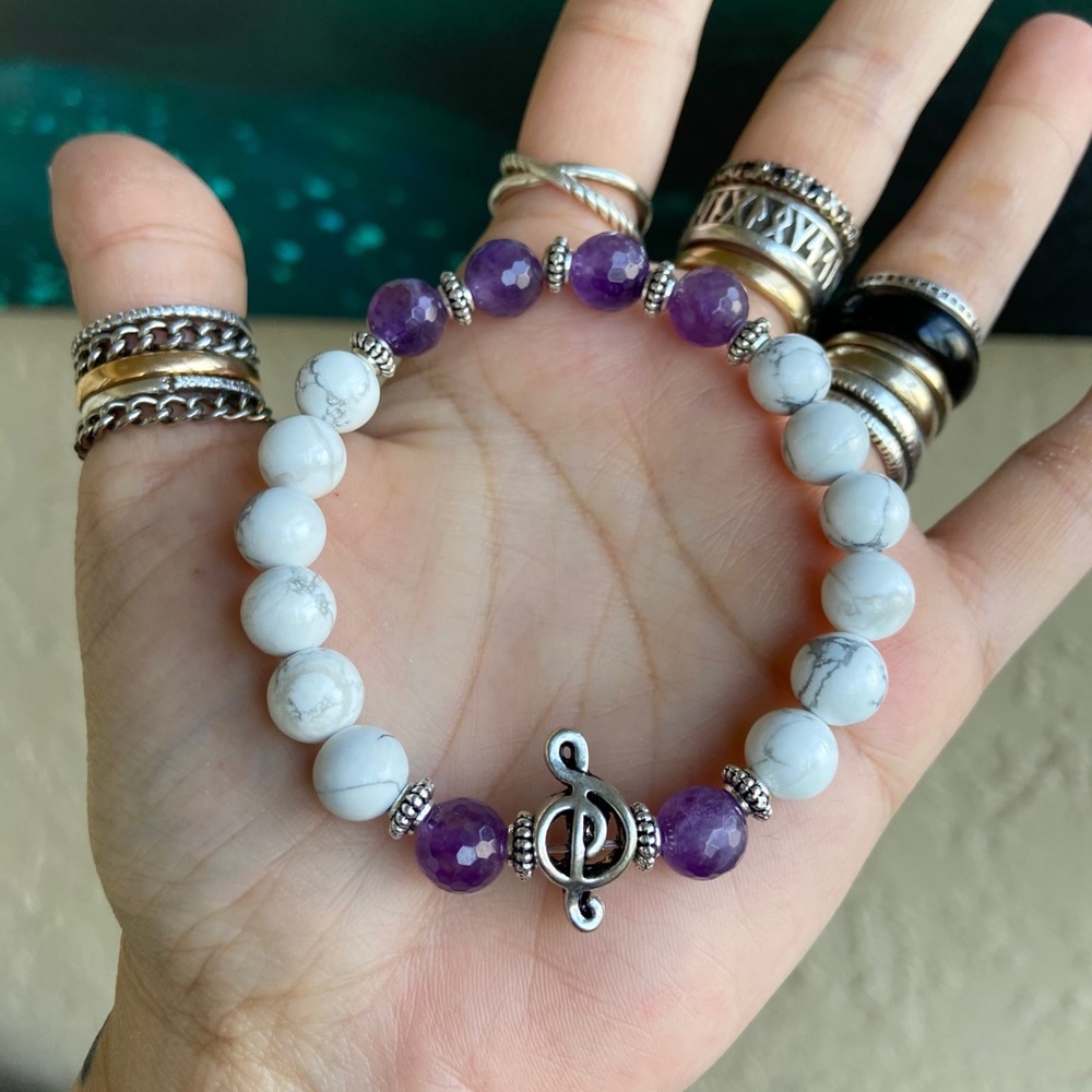 Treble amethyste & howlite gemstone bead bracelet - Picture 6 of 9
